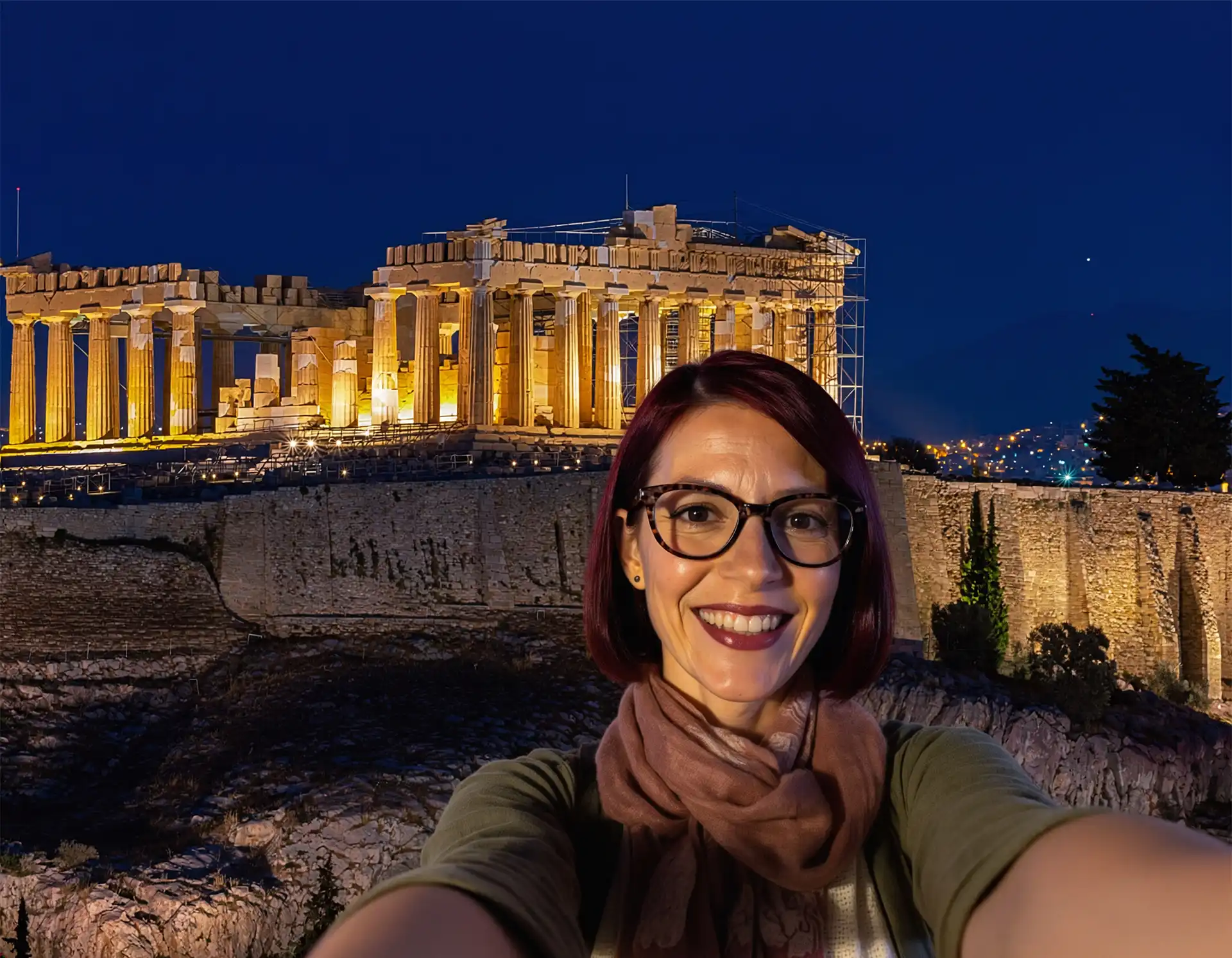 El Partenón de noche iluminado sobre Atenas