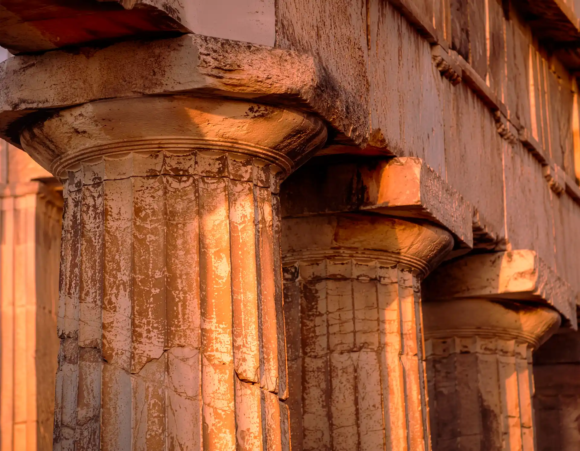 Acrópolis al Atardecer, la Historia Real